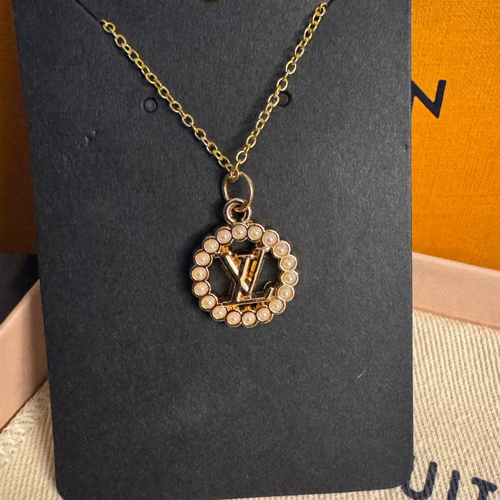 LOUIS VUITTON PEARL NECKLACE - Picture 2 of 3